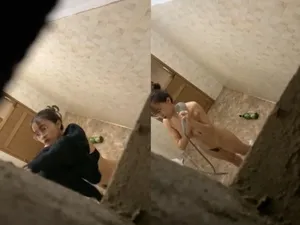 Quay lén con ghệ vú to tắm, khe bướm chảy nước ròng ròng